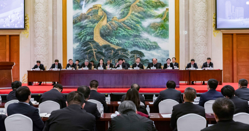 2月28日，博源集團2018年度總結表彰暨2019年工作會議在總部大樓金色大廳主會場隆重召開。集團公司董事局主席、總裁戴連榮等集團領導出席會議并在主席臺就坐。集團公司、遠興公司及總部大樓各成員企業(yè)全體員工參加了會議，其他成員企業(yè)管理人員在分會場通過視頻參加會議。主會場及各分會場近千人參加了會議。