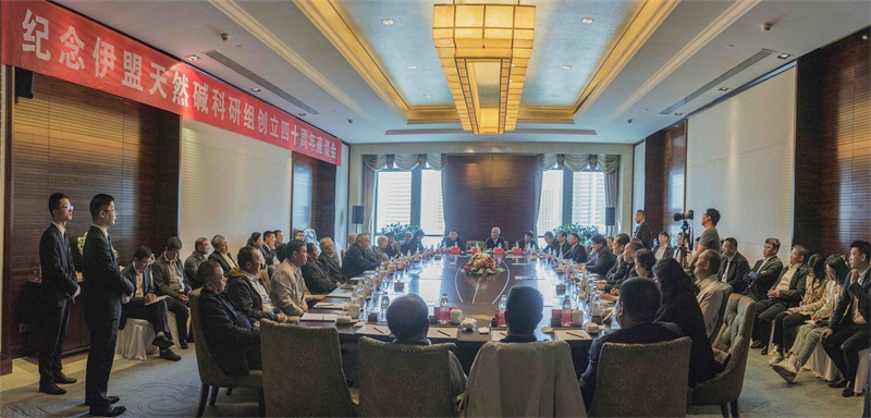 5月10日上午，“紀念伊盟天然堿科研組創(chuàng)立40周年”座談在博源豪生大酒店隆重舉行。原伊盟天然堿科研組組長、原伊化集團創(chuàng)始人李武先生，原伊盟經(jīng)委主任武益壽同志，原伊盟化工研究所黨委書記、原伊化化學(xué)公司董事長鐵金山先生，伊盟天然堿科研組的創(chuàng)始成員及早期成員37人出席參加了本次活動。博源集團董事局主席戴連榮，博源集團和遠興公司高管參加座談。座談由博源集團總裁賀占海主持。