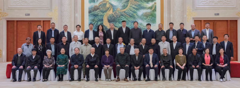 座談會在久別重逢的喜悅中結(jié)束了，大家拍照合影，回望過去走過的青蔥歲月，留下新的美好記憶。