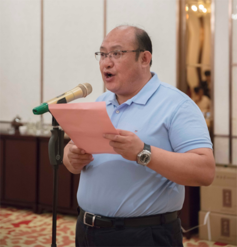 中午時分，在博源豪生酒店舉行的“紀念伊盟天然堿科研組創(chuàng)立40周年”感恩午宴，又把這次紀念活動推向高潮。午宴由博源集團常務(wù)副總裁邵廉清主持。