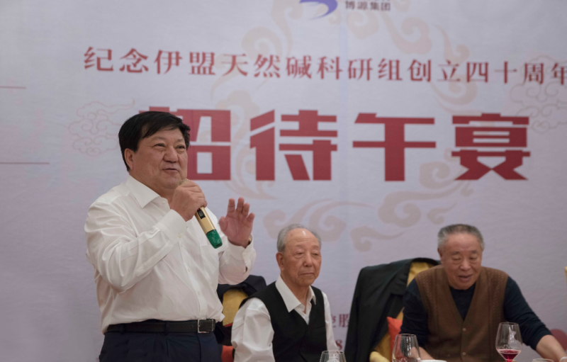 戴連榮主席躬身為李武和老一輩天然堿創(chuàng)業(yè)者獻上感恩的美酒和動人心弦的歌曲。他說：“博源就是你們的家，你們來到這里就是回家。希望以后天然堿創(chuàng)業(yè)者們都能夠多聯(lián)絡(luò)感情，享受生活。我們將繼續(xù)用‘堿湖精神’為博源的管理者們指引方向，給他們發(fā)展的平臺和機會，將天然堿事業(yè)、將博源的事業(yè)做大做強。”大家輕聲跟著合唱祝福的歌曲，在音樂聲中重續(xù)當(dāng)年的情誼，在歡笑聲中盡情感受崢嶸歲月中留下的寶貴精神財富。