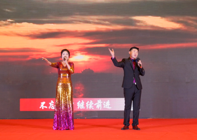  本次新年晚會分為《不忘初心》《砥礪前行》和《祝福博源》三個篇章。每個篇章都用一個主題視頻短片開啟。博源集團陳龍、王雅茹演唱歌曲《不忘初心》蕩氣回腸，奔放豪邁；