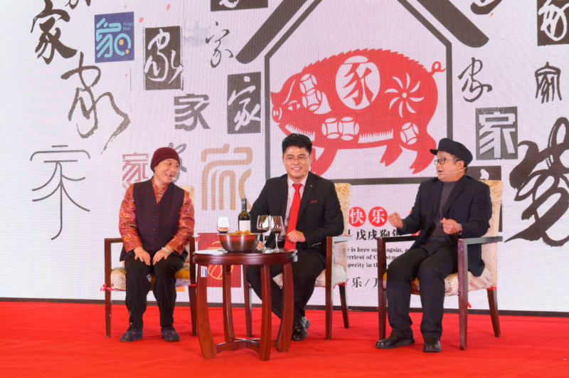 遠興公司辛曉晶、季海濤和集團公司的丁艷繼去年新年晚會的《白云黑土話博源》后，今年又帶來自編自演的小品《年豬文化節》。動聽悠揚的歌聲、氣勢豪邁的朗誦、笑點連連的小品，博得現場觀眾掌聲不斷。