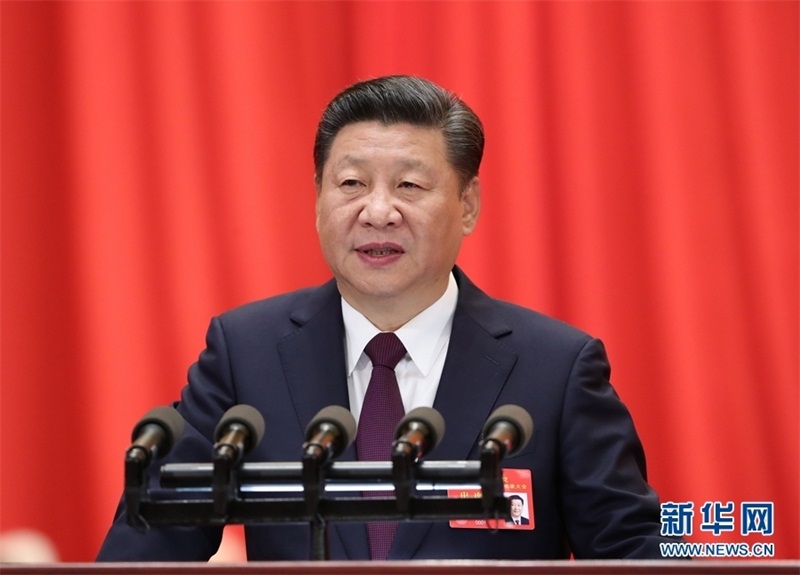 習近平指出，這次大會的主題是：不忘初心，牢記使命，高舉中國特色社會主義偉大旗幟，決勝全面建成小康社會，奪取新時代中國特色社會主義偉大勝利，為實現中華民族偉大復興的中國夢不懈奮斗。習近平代表第十八屆中央委員會向大會作的報告題為《決勝全面建成小康社會　奪取新時代中國特色社會主義偉大勝利》，分13個部分：一、過去五年的工作和歷史性變革；二、新時代中國共產黨的歷史使命；三、新時代中國特色社會主義思想和基本方略；四、決勝全面建成小康社會，開啟全面建設社會主義現代化國家新征程；五、貫徹新發展理念，建設現代化經濟體系；六、健全人民當家作主制度體系，發展社會主義民主政治；七、堅定文化自信，推動社會主義文化繁榮興盛；八、提高保障和改善民生水平，加強和創新社會治理；九、加快生態文明體制改革，建設美麗中國；十、堅持走中國特色強軍之路，全面推進國防和軍隊現代化；十一、堅持“一國兩制”，推進祖國統一；十二、堅持和平發展道路，推動構建人類命運共同體；十三、堅定不移全面從嚴治黨，不斷提高黨的執政能力和領導水平。