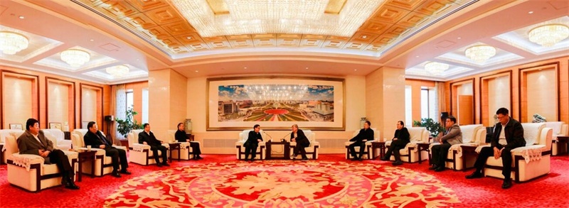 1月25日上午，中煤能源鄂爾多斯分公司總經(jīng)理馬世志，黨委書記吳軍一行到訪博源集團。博源集團董事局主席戴連榮在博源集團總部大樓貴賓接待廳會見馬世志、吳軍一行，雙方舉行座談，共話發(fā)展。博源集團副董事長、遠興能源總經(jīng)理梁潤彪，煤炭事業(yè)部總經(jīng)理付永禮參加座談。