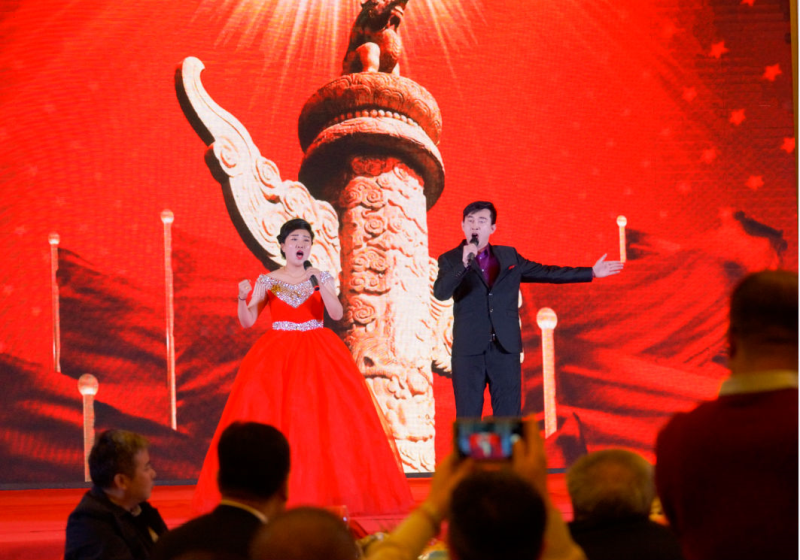 新年晚會分為《攜手并進》《紅色之旅》和《祝福博源》三個篇章。每個篇章都有一個主題視頻短片。 博源集團選送的歌曲《共筑中國夢》，嘉瑞酒店管理公司選送的舞蹈《花開盛世》，歌聲悠揚、舞姿優美，正如博源集團在這一年里取得的成績如花朵般美麗，盛世下的花開，是對美好未來的憧憬，對博源的祈福。