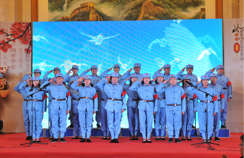 第二篇章《紅色之旅》。博源集團聯隊選送的紅歌合唱《軍民大生產》、《走向復興》，鏗鏘有力、氣勢雄渾，整齊劃一的歌聲唱出對祖國的敬意，對博源執著的信念，博得在場觀眾的陣陣掌聲。