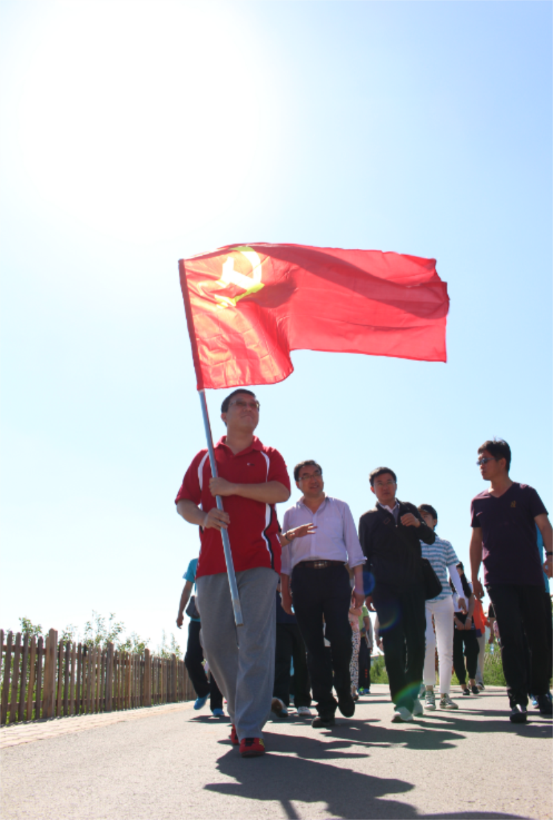 7月1日，博源集團紀念中國共產黨成立95周年系列活動的重頭戲——慶“七一”主題文體活動圓滿落幕。本次集體活動包括“重溫入黨誓詞”、參觀十個全覆蓋模范示范村，唱經典紅歌、黨建知識趣味游戲等豐富多彩的內容。博源集團黨委書記李培成等領導和來自集團總部大樓各成員企業的40多名員工參加了本次活動。