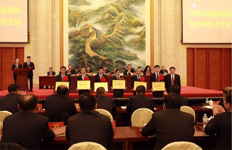 集團領導與優秀團隊代表合影