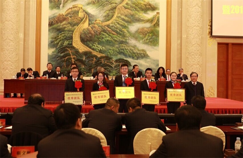 集團領導與優秀團隊代表合影