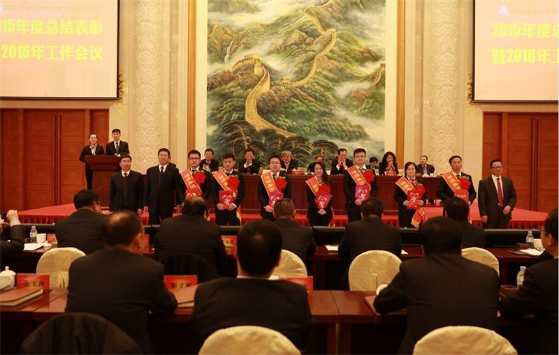 集團領導與先進工作者合影