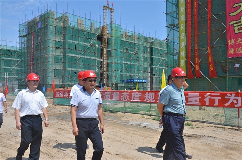 博源集團黨委書記、烏審旗博潤置業公司董事長李培成，博源置業公司工程總監李海瑞，總經理助理李今奮及項目承建單位、監理單位的負責人、施工現場全體人員近500人參加了封頂儀式。