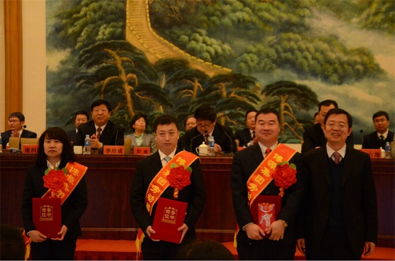 集團領導與勞動模范合影