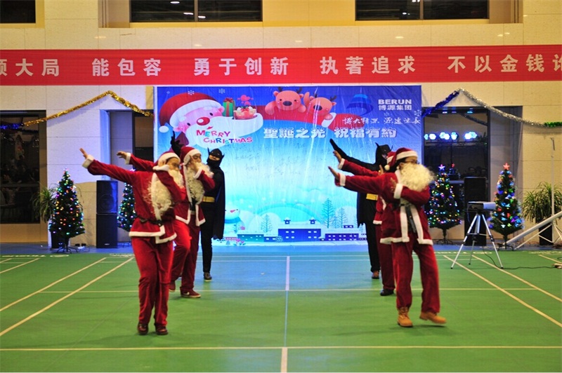 11月24日晚6時30分，博源集團在總部大樓6樓活動中心舉辦“圣誕之光，博源有約”Party，集團董事局主席戴連榮先生與夫人陳靖安女士、總裁賀占海、副董事長梁潤彪、副總裁賈栓等領導應約參加圣誕Party，與集團及總部大樓成員企業130多位員工歡聚一堂，共享節日的喜悅。 上圖為開場熱舞