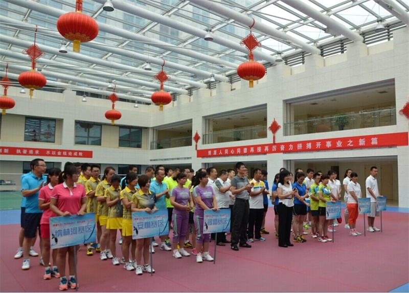 7月23日－24日，“博源十年”系列文體活動之羽毛球總決賽在博源大廈6樓職工活動中心舉行。本次羽毛球比賽預選賽階段設8個分賽區，共選拔出53名優秀選手參加總決賽。經過兩天96場緊張、激烈的比賽，男子單打冠軍由博源豪生大酒店選手王志宇奪得，遠興能源公司的杜有強和中源化學公司的陽瑩分獲亞軍和季軍；女子單打冠、亞軍由中煤蒙大新能源化工公司的王紅霞、王舉怡奪得，中源化學公司的王利津獲得季軍。團體賽冠軍為中煤蒙大新能源化工公司代表隊奪得，博源豪生大酒店代表隊和遠興能源公司代表隊分獲團體賽的亞軍和季軍。上圖為開幕式