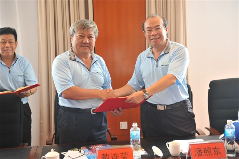 內(nèi)蒙古社科院首席研究員潘照東教授為戴主席頒發(fā)“內(nèi)蒙古企業(yè)家聯(lián)合會副會長”證書