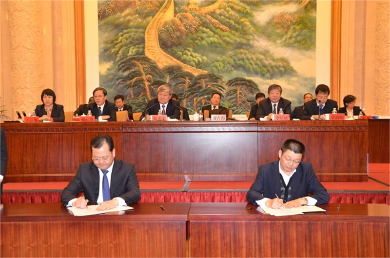 賀占?？偛门c遠興能源公司總經理賈栓簽訂2013年責任制