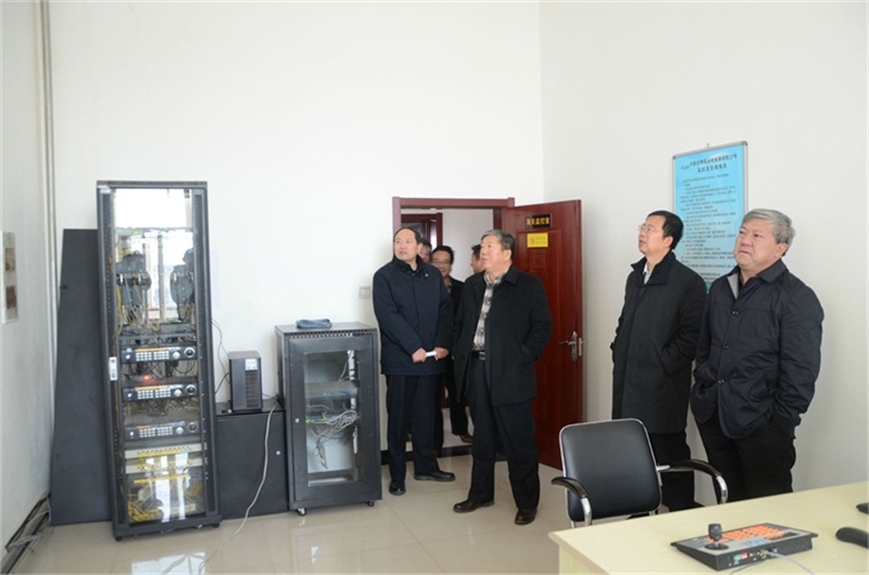 博源集團(tuán)董事局主席戴連榮（右1）、黨委副書記李培成（左2）、副總裁梁潤(rùn)彪（右2）在博源實(shí)地總經(jīng)理陳志榮（左1）陪同下視察監(jiān)管區(qū)海關(guān)監(jiān)控室