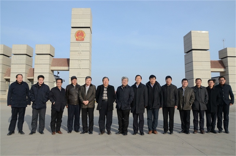 博源集團(tuán)董事局主席戴連榮（左7）、黨委副書記李培成（左6）、副總裁梁潤(rùn)彪（右7）一行在策克口岸國(guó)門前合影