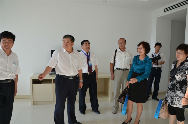 博源集團(tuán)黨委副書記李培成（左二）陪同鄂爾多斯市工會副主席李雪（前右二）一行參觀職工公寓。