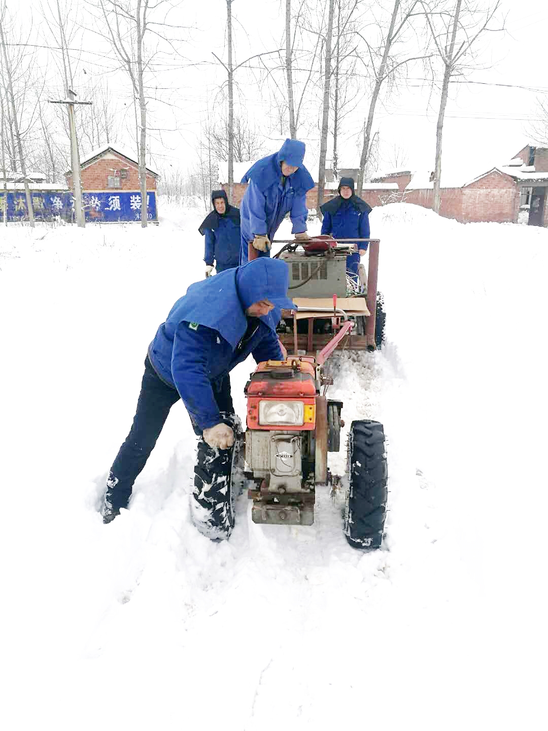 雪天運用農用拖拉機搶修鹵水管道 海晶王安雪手機作品.