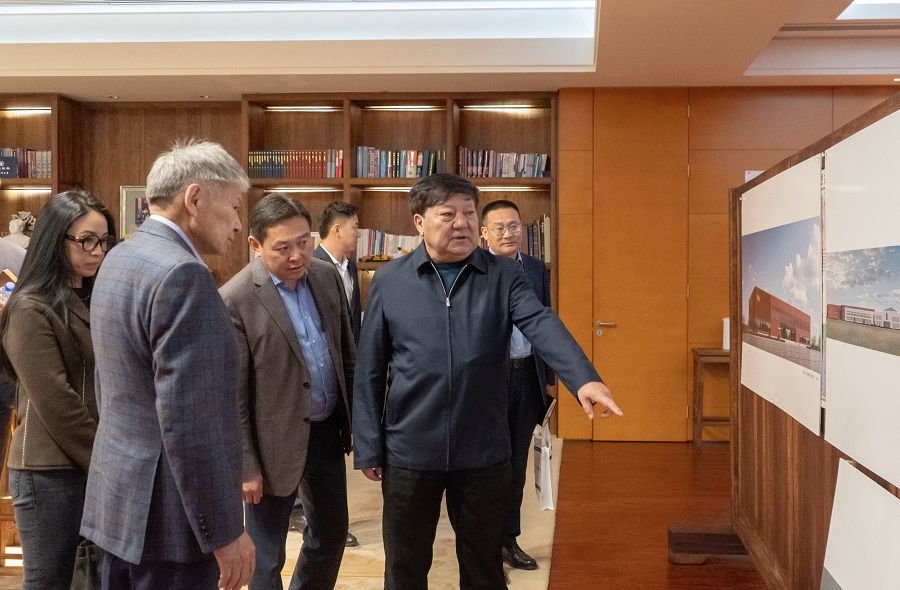 博源集團(tuán)董事局主席戴連榮會(huì)見蒙古國(guó)馬克公司董事長(zhǎng)尼瑪泰希爾