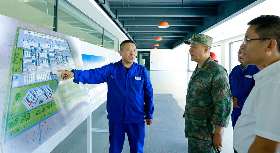 陸軍某邊防旅旅長秦革鋒到阿堿項目調研